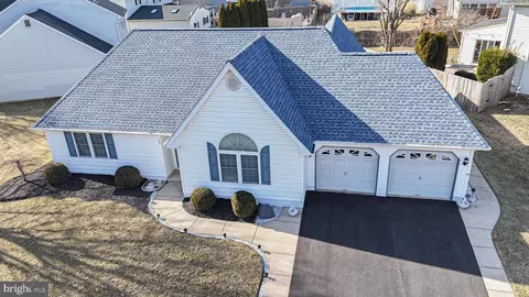 15 Perennial Dr, Fairless Hills, PA 19030