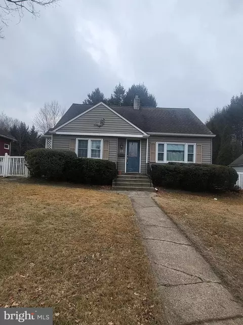31 Penn Valley Dr, Yardley, PA 19067