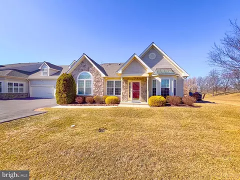 374 Shady Brook Dr, Langhorne, PA 19047