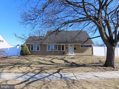 20 New Pond Ln, Levittown, PA 19054