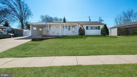 33 Tanglewood Ln, Levittown, PA 19054