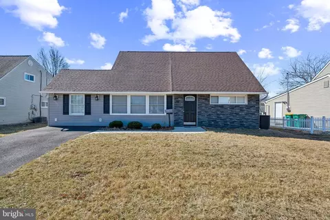 19 Mayflower Rd, Levittown, PA 19056