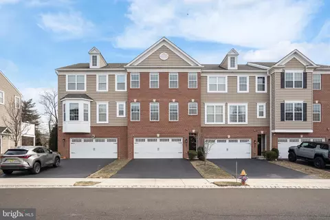 204 Saddlebrook Dr, Bensalem, PA 19020