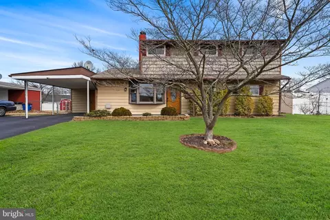 296 Thornridge Dr, Levittown, PA 19054
