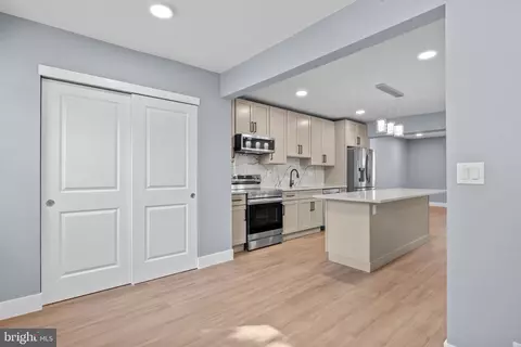 Entry Way - 2000 Bath Rd, Bristol, PA 19007 photo 4 of 10