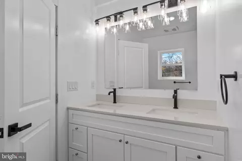 Entry Way - 2000 Bath Rd, Bristol, PA 19007 photo 6 of 10