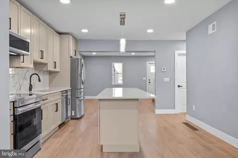 Entry Way - 2000 Bath Rd, Bristol, PA 19007 photo 5 of 10