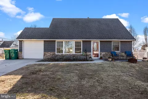 25 Queens Bridge Rd, Levittown, PA 19057