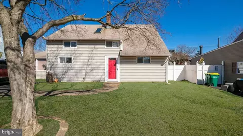 58 Huckleberry Ln, Levittown, PA 19055
