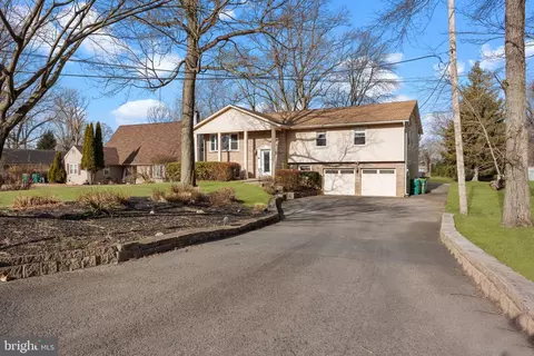 979 W Richardson Ave, Langhorne, PA 19047