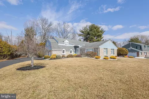 16 Brookside Dr, Holland, PA 18966