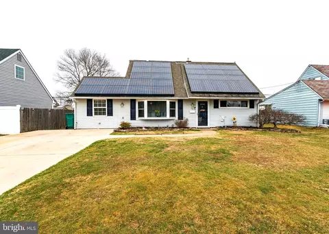 16 Jester Ln, Levittown, PA 19055