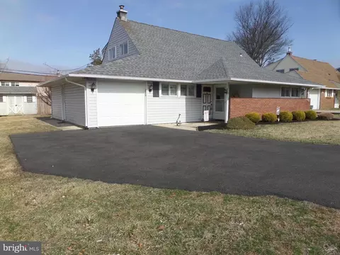 21 Hawk Rd, Levittown, PA 19056