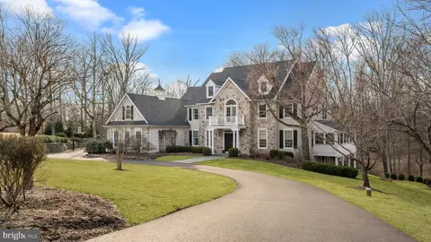 17 Greenbriar Cir, Newtown, PA 18940