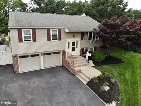 950 Decker Ln, Warminster, PA 18974