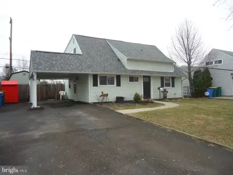 27 Crabtree Dr, Levittown, PA 19055