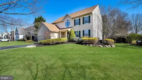 160 Cliveden Dr, Newtown, PA 18940