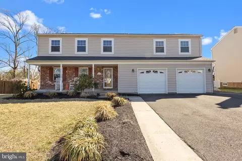 70 Oxford Dr, Langhorne, PA 19047