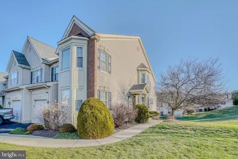 301 Oaktree Ct, Warwick, PA 18974