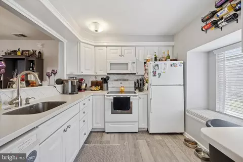 Kitchen - 178 Devon Way, Levittown, PA 19057 photo 2 of 3