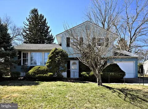 12 Kirby Dr, Morrisville, PA 19067