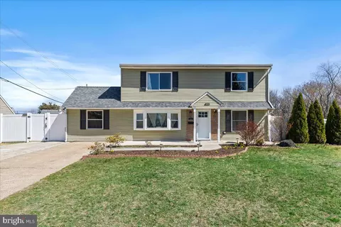 2 Plumtree Rd, Levittown, PA 19056
