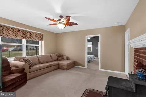 Living - 2775 Valley Rd, Jamison, PA 18929 photo 4 of 4
