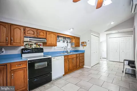 Entry Way - 2775 Valley Rd, Jamison, PA 18929 photo 5 of 7