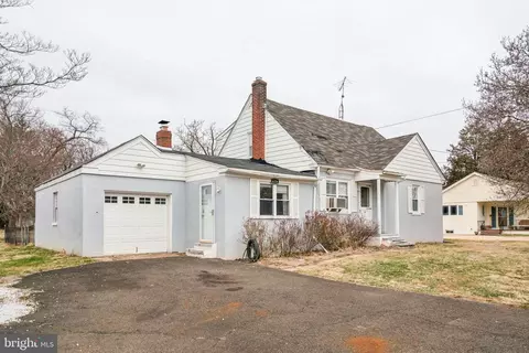 6126 Hulmeville Rd, Bensalem, PA 19020