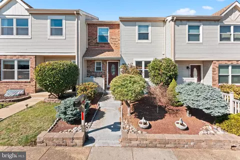 327 Wayne Ct, Holland, PA 18966