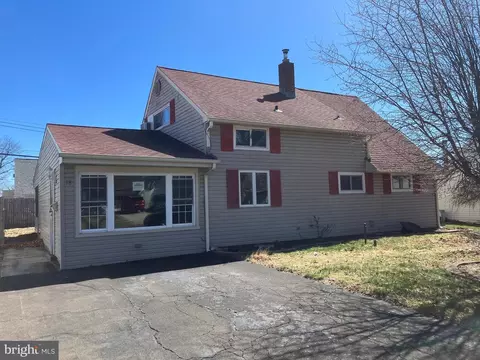 18 Newberry Ln, Levittown, PA 19054