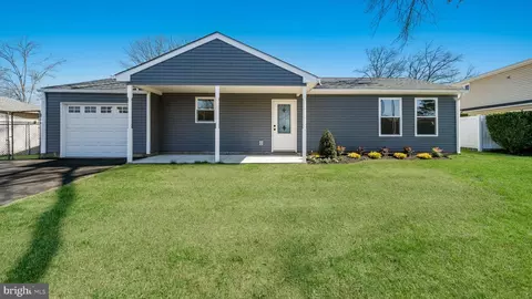 40 Tall Pine Ln, Levittown, PA 19054