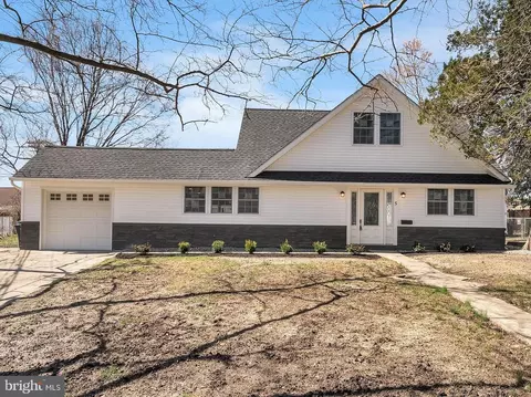 5 River Ln, Levittown, PA 19055
