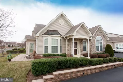 9 Fairway Dr, Warminster, PA 18974