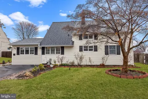 60 Rambler Ln, Levittown, PA 19055