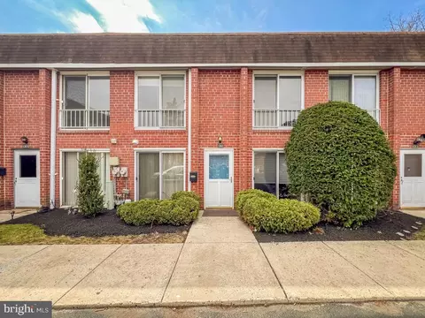 204 Saratoga Ct, Warminster, PA 18974