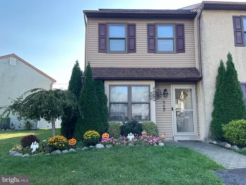 127 Redwood Dr, Quakertown, PA 18951
