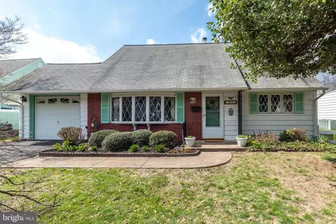 61 Kenwood Dr N, Levittown, PA 19055