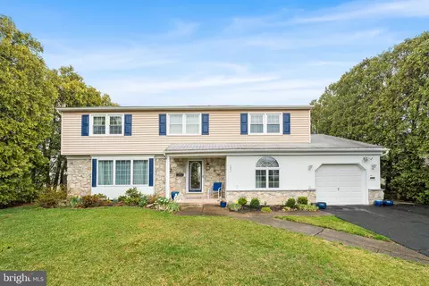 1571 Carousel Dr, Warminster, PA 18974