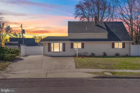 90 Everturn Ln, Levittown, PA 19054