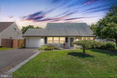 16 Iris Rd, Levittown, PA 19057