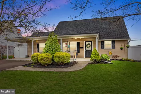 118 Plumtree Rd, Levittown, PA 19056