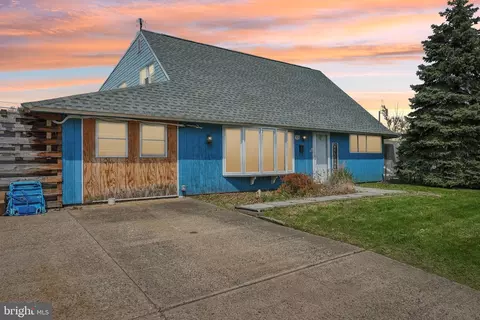 131 Harmony Rd, Levittown, PA 19056