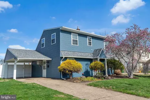 21 Honeysuckle Ln, Levittown, PA 19055