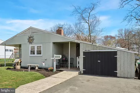 24 Mountain Ln, Levittown, PA 19054