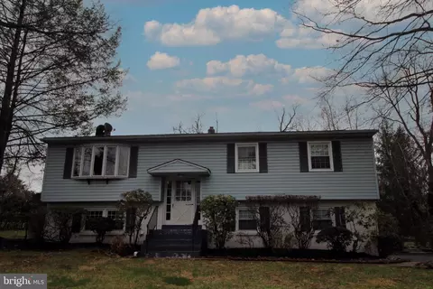 75 Sunset Dr, New Hope, PA 18938