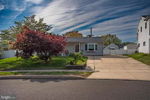 9 Mulberry Ln, Levittown, PA 19054