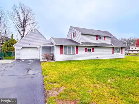 17 Roundabout Ln, Levittown, PA 19055