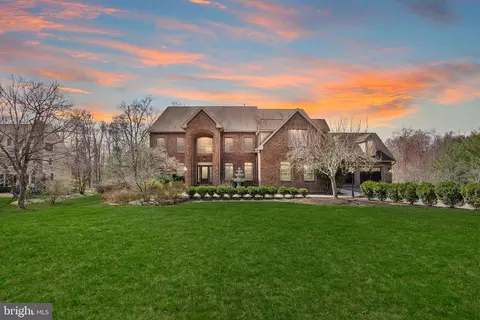 102 Pickwick Dr, Doylestown, PA 18901