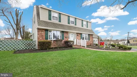 1361 Kingsley Dr, Warminster, PA 18974